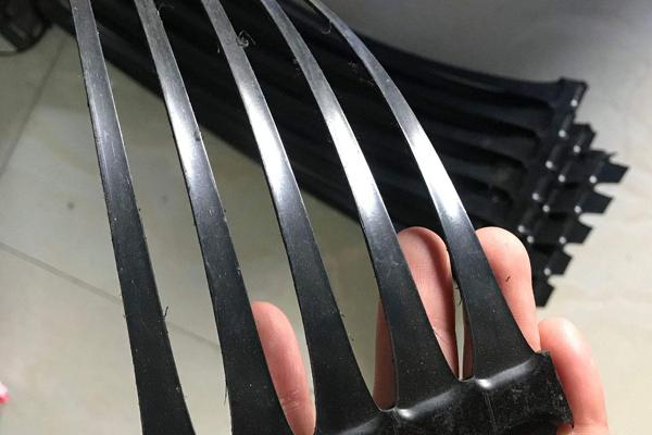 高韌性聚酯紗線集束土工格柵與塑料格柵的區別有哪些  第2張